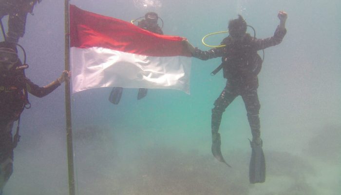 Posal Parigi Moutong Gelar Upacara HUT TNI ke – 79 di Bawah Air Perairan Pantai Lebo